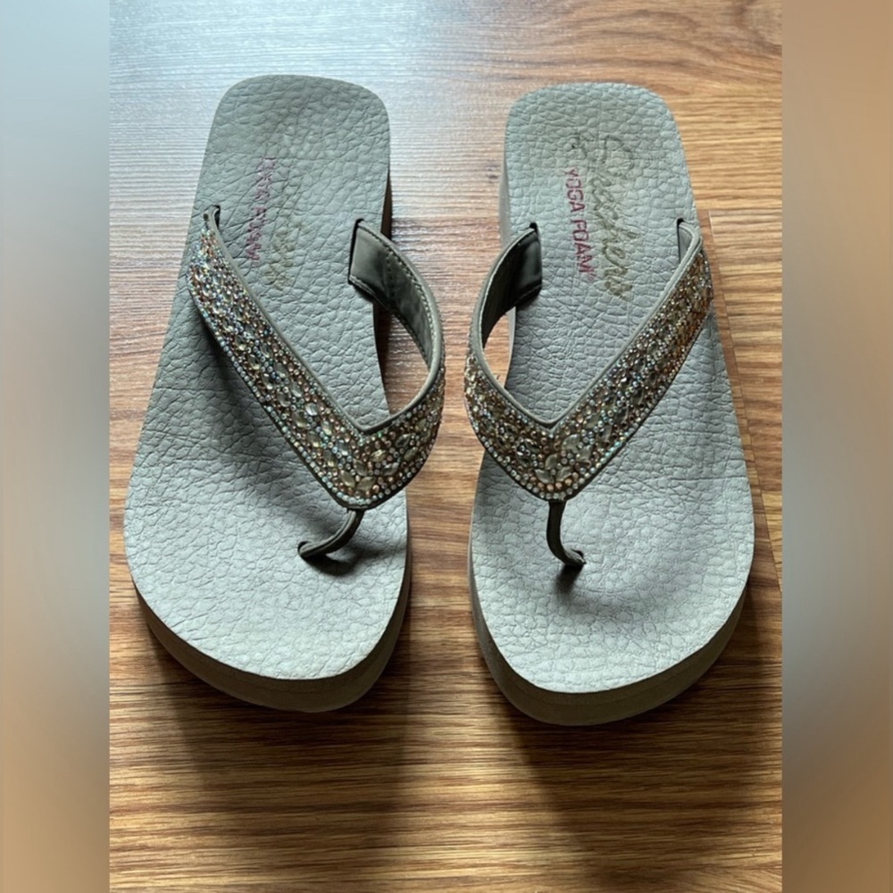 Skechers Yoga Foam ladies flip flops with bling